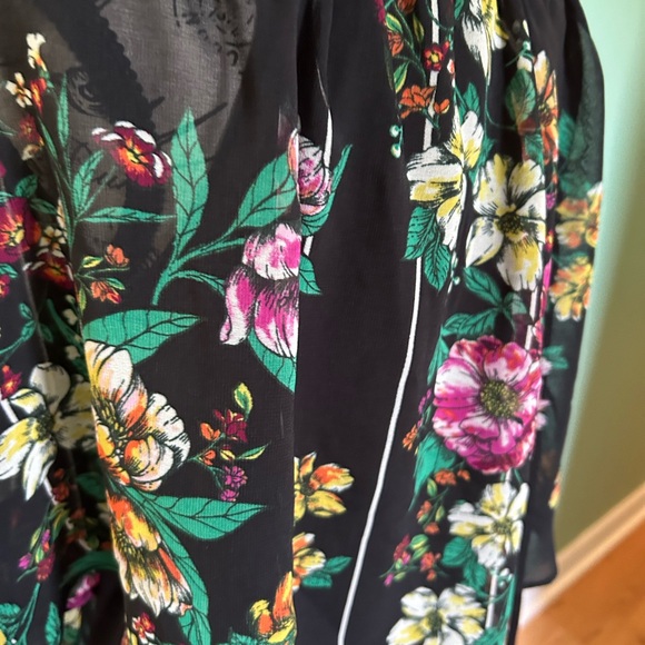 Beautiful blouse .  Size XL - Picture 4 of 7
